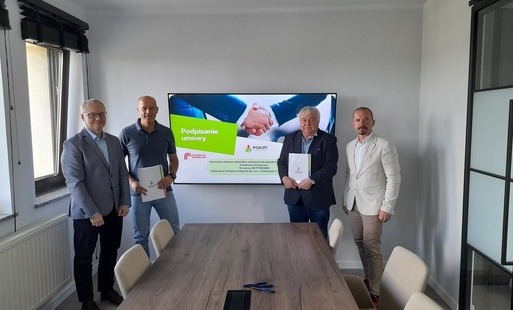 Zdjęcie do 03.06.2026 r. Podpisano umowę na dostawę materiał&oacute;w sanitarnych dla Zakładu Wodociąg&oacute;w i Kanalizacji